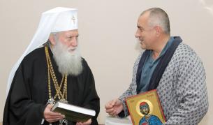 Патриарх Неофит и посети в болницата Бойко Борисов в края на предишното управление на ГЕРБ, когато премиерът бе в болница заради високо кръвно