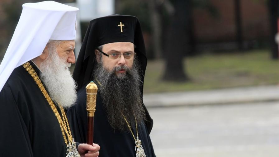 Негово светейшество българският патриарх Неофит (л) и Пловдивският митрополит Николай преди съборната света литургия на 25 февруари