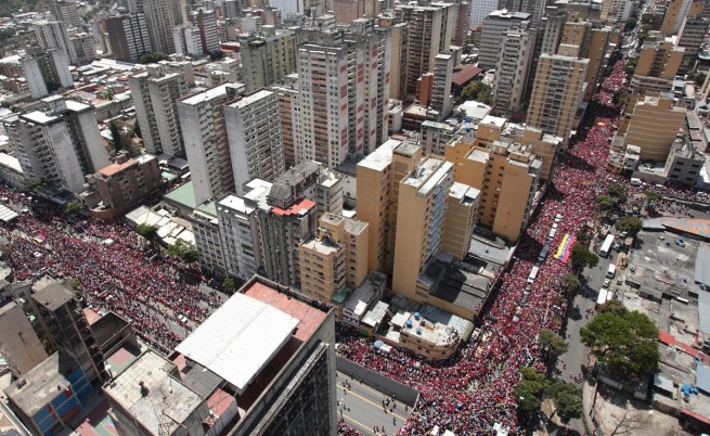 Седем часа траурна процесия за Чавес