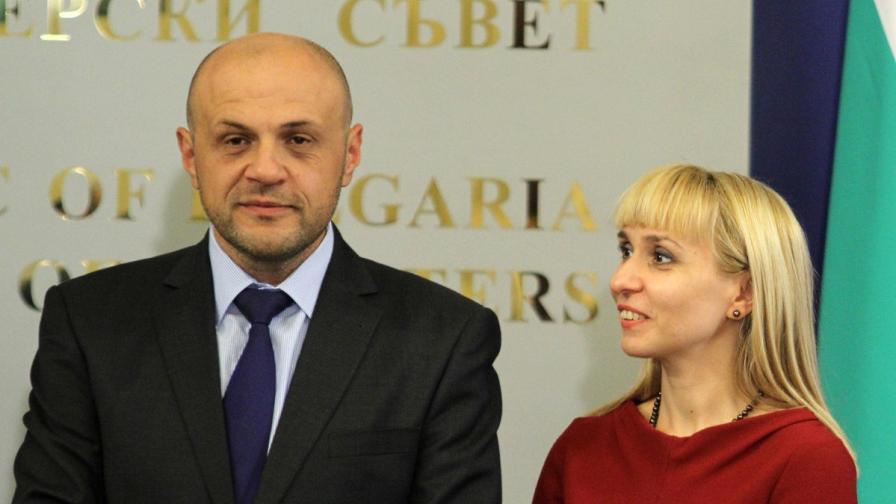Министри си пишат петици и шестици