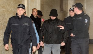 Водят членове на бандата в съдебната зала