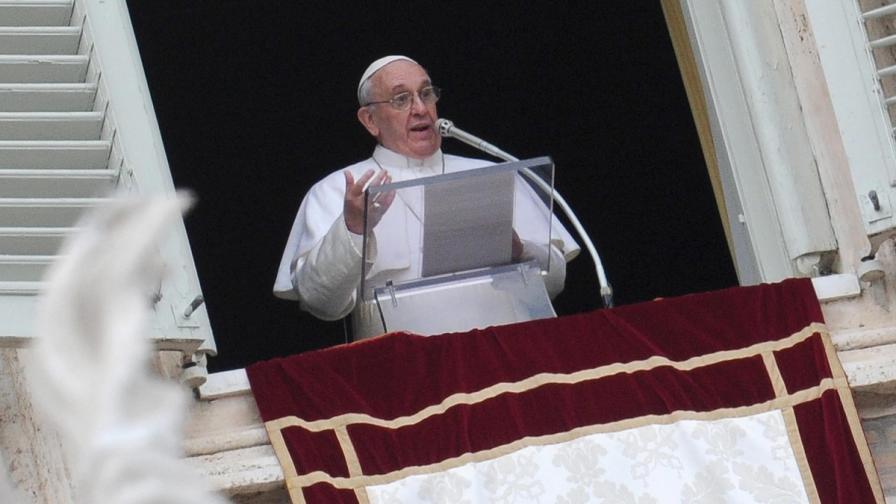Папа Франциск произнесе първата си Ангелска молитва пред 150 000 души