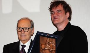 Куентин Тарантино получава от Енио Мориконе наградата от Седмия фестивал в Рим