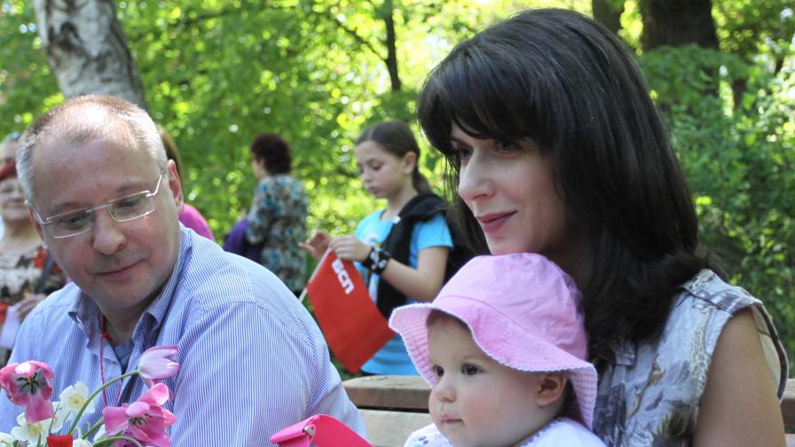 Сергей Станишев с приятелката си Моника и дъщеря си Дария на 1 май 2012 г., когато детето стана на 1 година