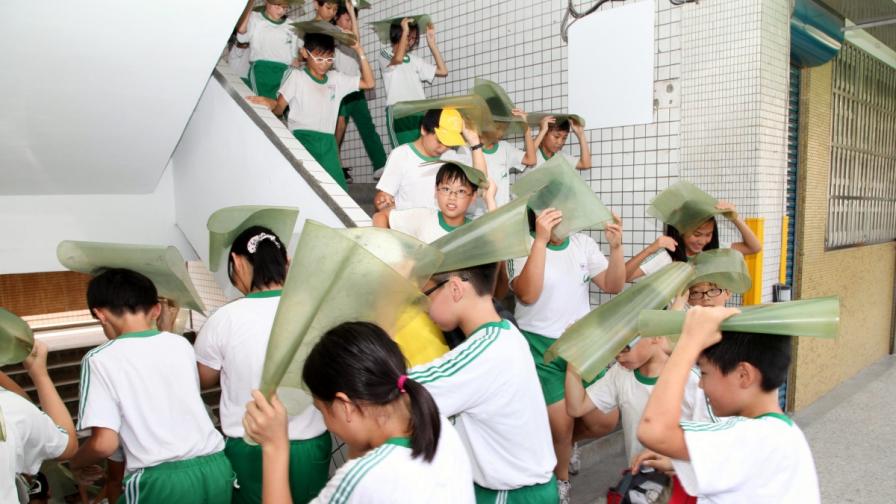 Тайвански ученици тренират излизане от сградата в случай на тревога за земетресение (Архив)