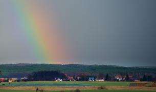 Учени наблюдаваха светещи "червени дъги" над Европа