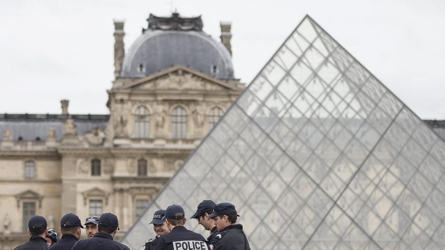 Въоръжена полиция пази Париж от български и румънски джебчии