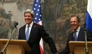 Държавният секретар на САЩ Джон Кери е хванал за ръката руския външен министър Сергей Лавров по време на съвместната им пресконференция в Москва.