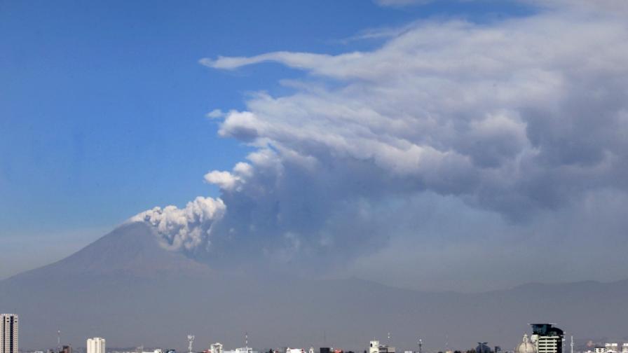 Вулканът Попокатепетъл изхвърли пепел над няколко града 