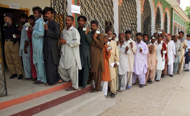 Атентати помрачиха изборите в Пакистан