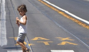 Наред с истинските пешеходци по "зебрите" в Москва ще има и виртуални