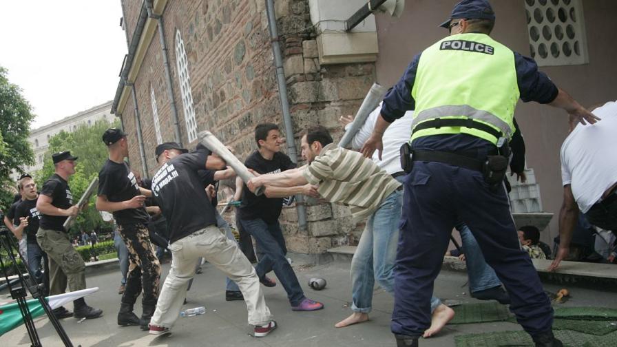 Побойници от "Атака""се нахвърлиха да бият мюсюлманите по време на петъчната им молитва при джамията "Баня Башъ" в центъра на София на 20 май 2011 г.