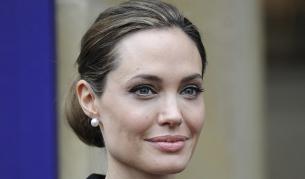 Картина на Джоли без гърди на благотворителен търг