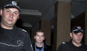 Полицаи водят Октай Енимехмедов в съда