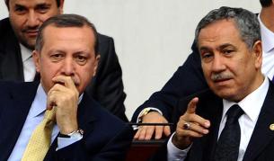 Арънч (вдясно) до премиера Реджеп Тайип Ердоган