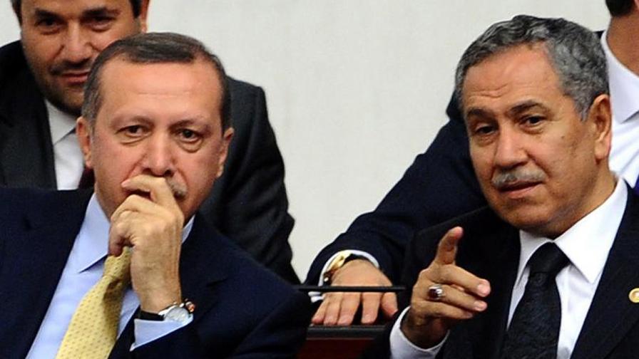 Арънч (вдясно) до премиера Реджеп Тайип Ердоган