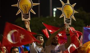 Хиляди посрещнаха Ердоган на летището в Истанбул