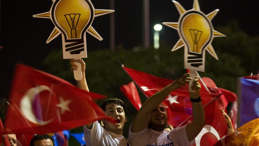 Хиляди посрещнаха Ердоган на летището в Истанбул