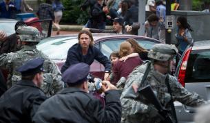 Брад Пит в пет страни за 9 дни, прави си реклама 