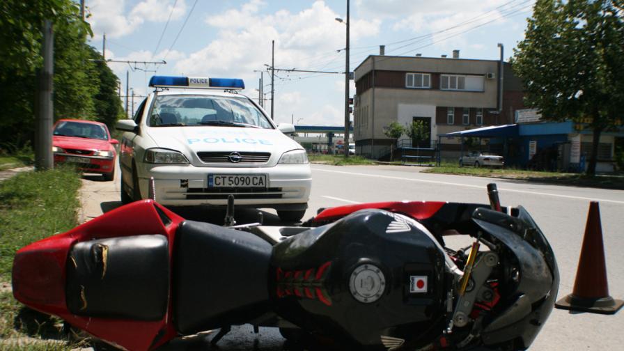 Моторист е с опасност за живота след катастрофа в Казанлък