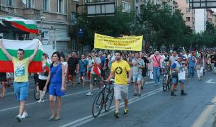 За девети ден десетки хиляди хора поискаха оставка на правителството