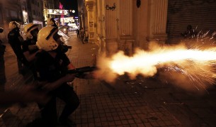 Отново водомети, газ, гумени куршуми и палки на площад "Таксим"