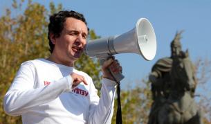 Лидерът на косовската партия "Самоопределение" Албин Курти