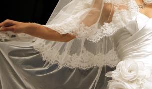 Осъдиха българки за фиктивни бракове на Острова