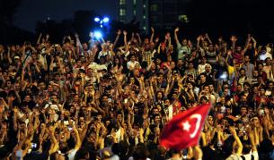 Протестиращи в Истанбул празнуваха отварянето на парка Гези в първия ден на Рамадана