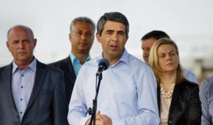 Президентаът Росен Плевнелиев и министърът на регионалното развитие Десислава Терзиева прерязаха лентата на последният участък от АМ"Тракия"