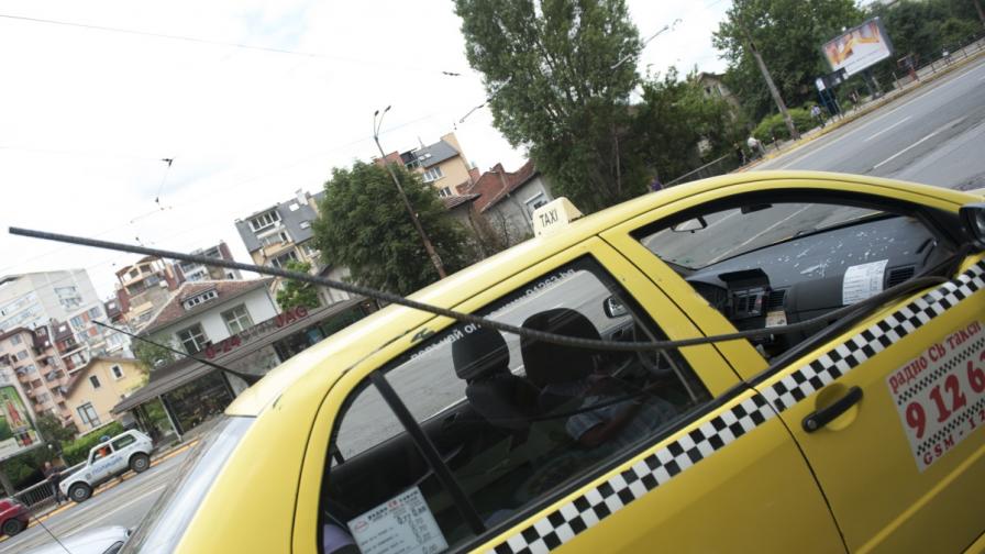 Арматурно желязо падна върху такси в София