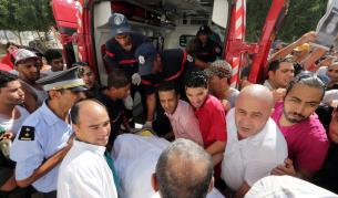 Медици носят тялото на убития Мохамед Брахми