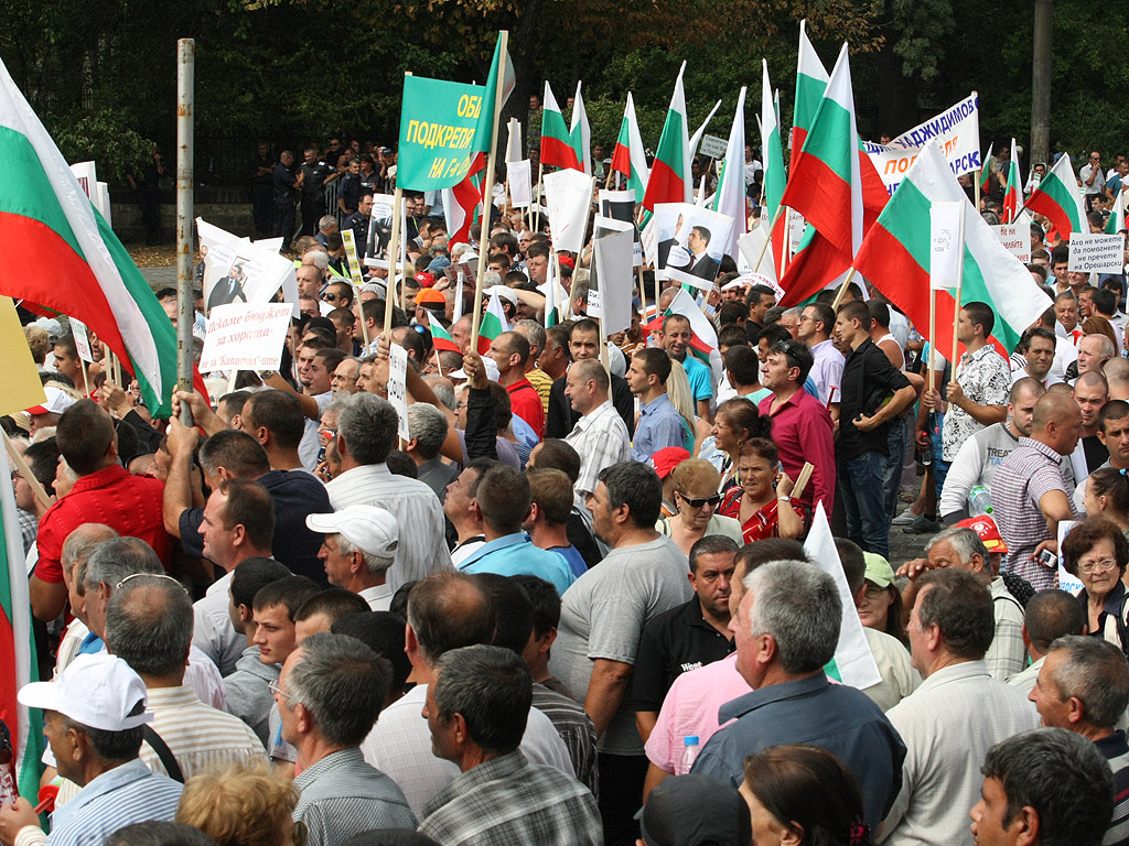 Протестиращи и контрапротестиращи около сградата на парламента. Те са разделени от  полицейски кордони, за да се избегнат сблъсъци.