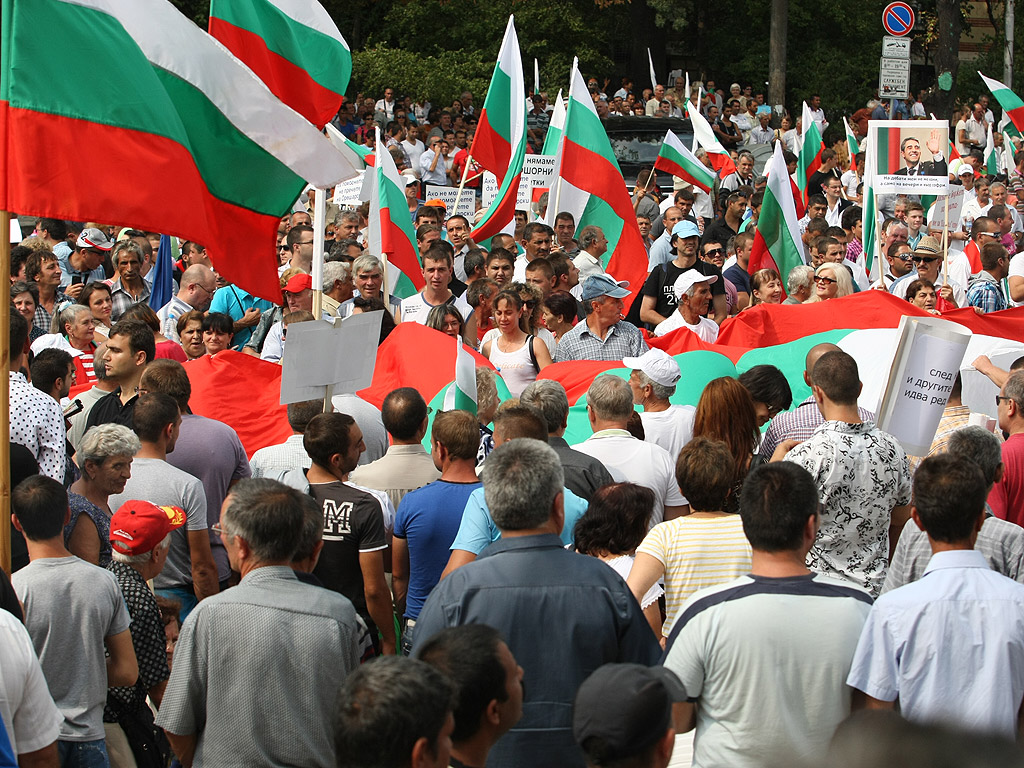 Протестиращи и контрапротестиращи около сградата на парламента. Те са разделени от  полицейски кордони, за да се избегнат сблъсъци.