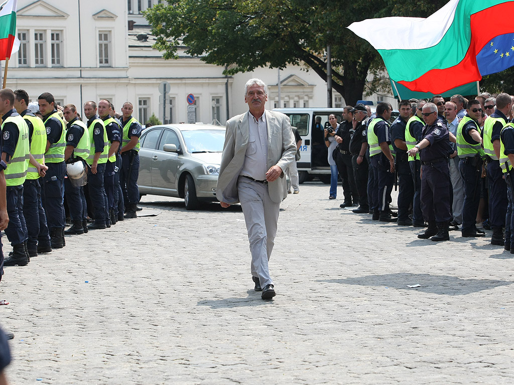 Протестиращи и контрапротестиращи около сградата на парламента. Те са разделени от  полицейски кордони, за да се избегнат сблъсъци.