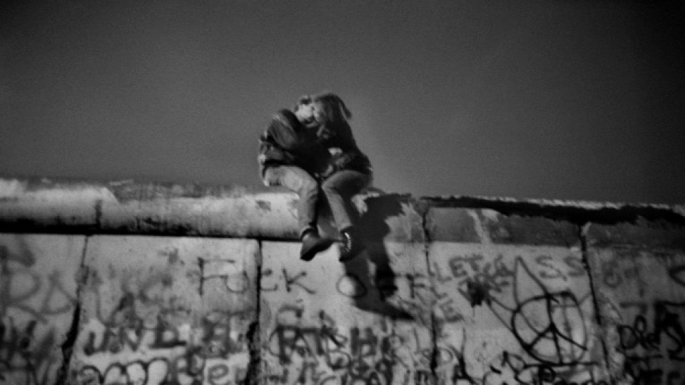 Целувка върху Берлинската стена