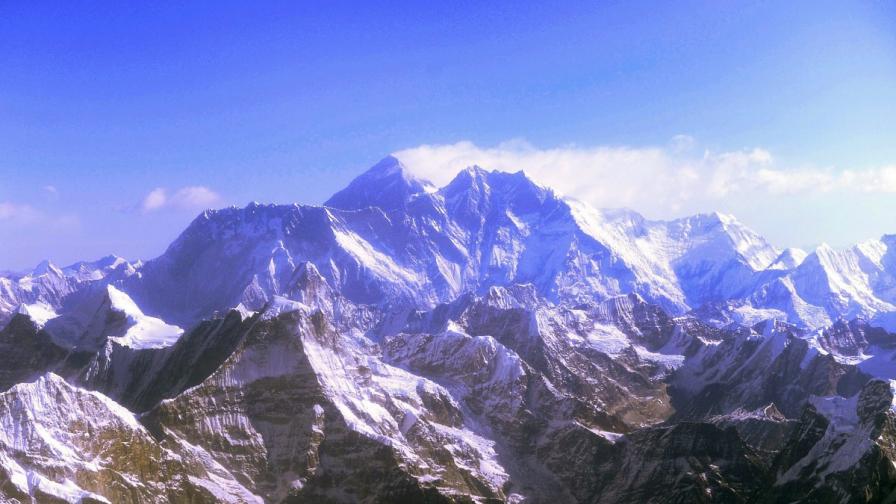 Земетресението в Непал е изместило връх Еверест