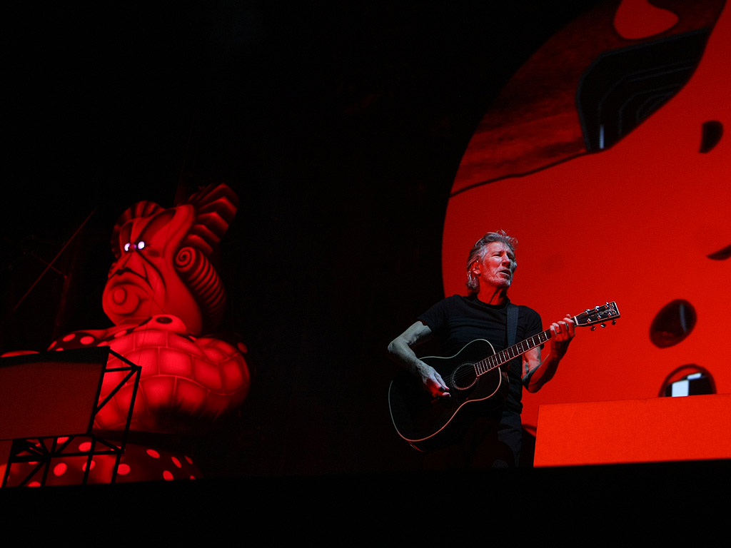 Най-грандиозният спектакъл в историята на рок музиката - Roger Waters The Wall, разтърси София на 30 август 2013 година.