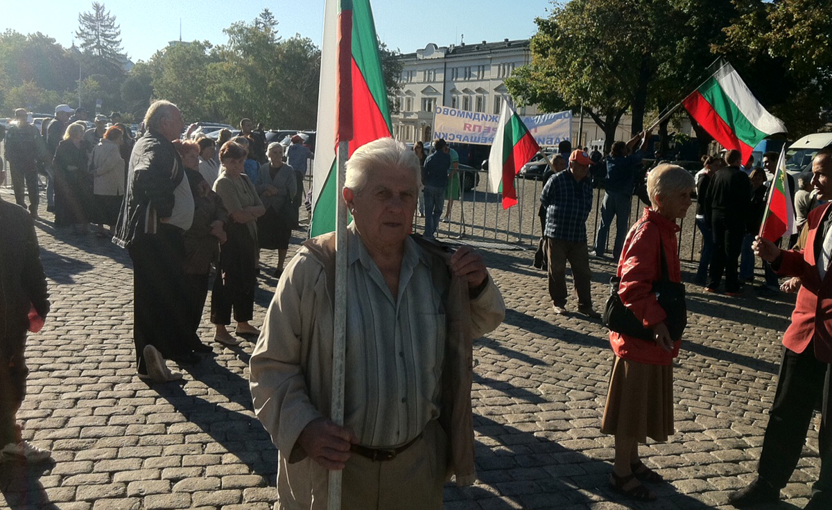 Малобройни протест и контрапротест около НС