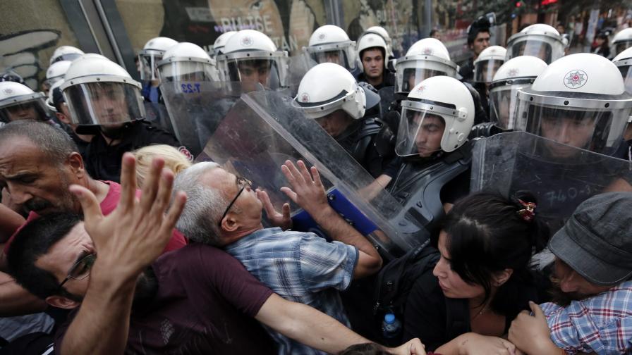 Нощ на сблъсъци между полицията и демонстранти в Истанбул