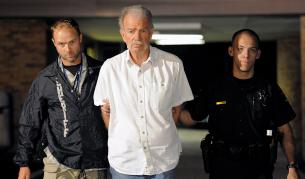 Тери Джоунс (в средата)