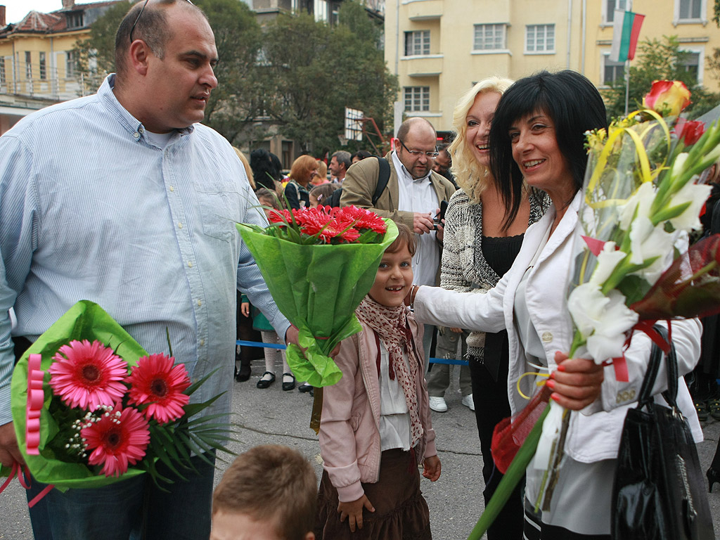 На първия учебен ден днес се очаква 63 596 първокласници да влязат в класните стаи в страната. В София учениците в първи клас ще са 11 800 или с около 700 ученици повече от миналата учебна година.