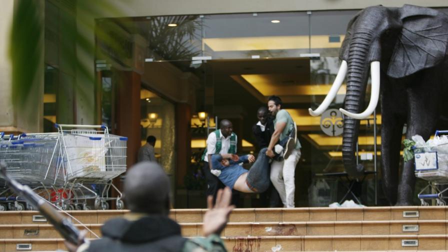 Сомалийски терористи избиха десетки в мол в Найроби