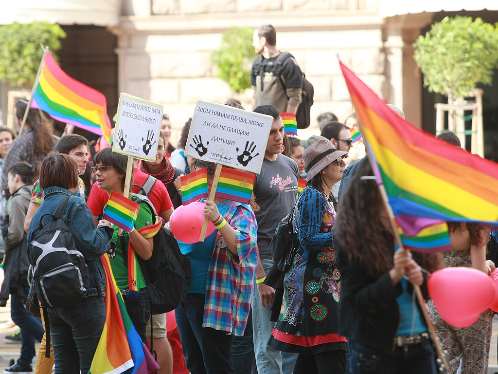 Анти-гей и гей парад в София