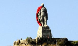 Паметникът на Съветската армия в Пловдив преди да започне операцията за премахване на декорацията