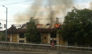 Горялата постройка се намира точно срещу входа на цигарената фабрика