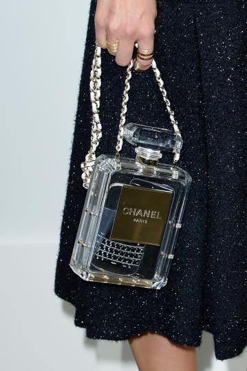 Карл Лагерфелд представи новата колекция на Chanel за пролет/лято 2014 по време на Седмицата на модата в Париж. Според него новите модели съчетават класическия силует на Chanel с десетките цветове на калейдоскопа, за да изградят перфектния синхрон между класиката и младежкото излъчване.