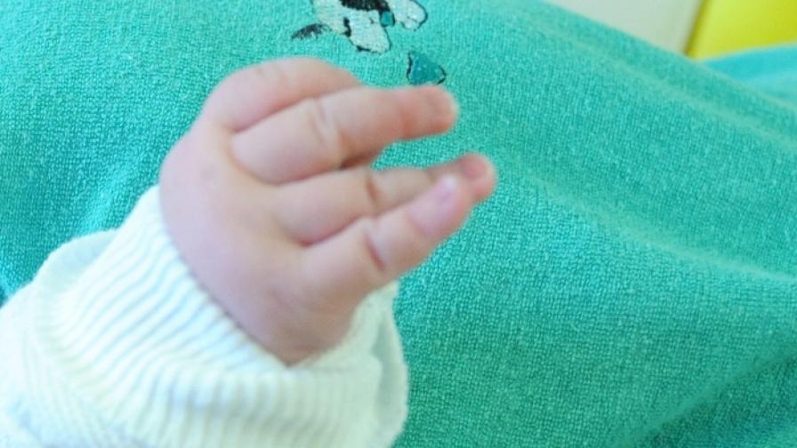 Още една проверка за бебето със счупени крака в кюстендилската болница