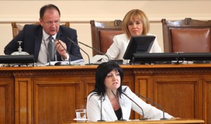 Цвета Караянчева на парламентарната трибуна