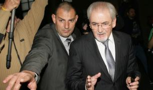 На въпрос към лидера на ДПС Лютви Местан какво е здравословното състояние на Ахмед Доган, Местан отговори: "Такова, че не му позволява да е днес на делото"